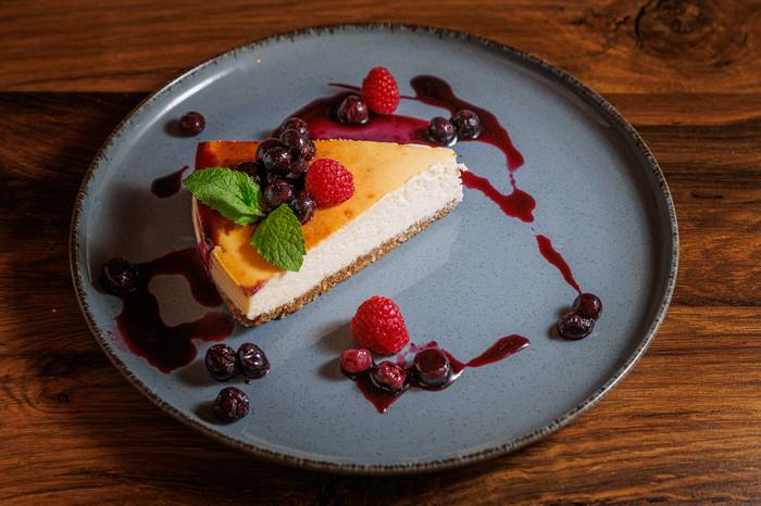 Cheesecake with fruit coulis